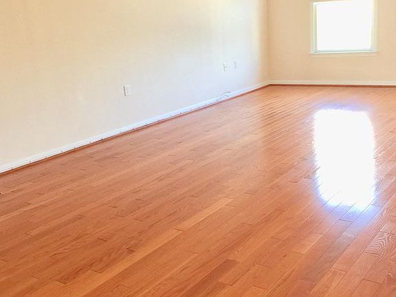 4th image of 255 Market St W APT 300