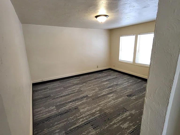 207 Irwin Ave — Photo 6