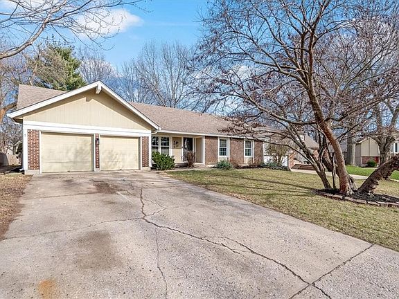 2nd image of 405 NE Dogwood Ln