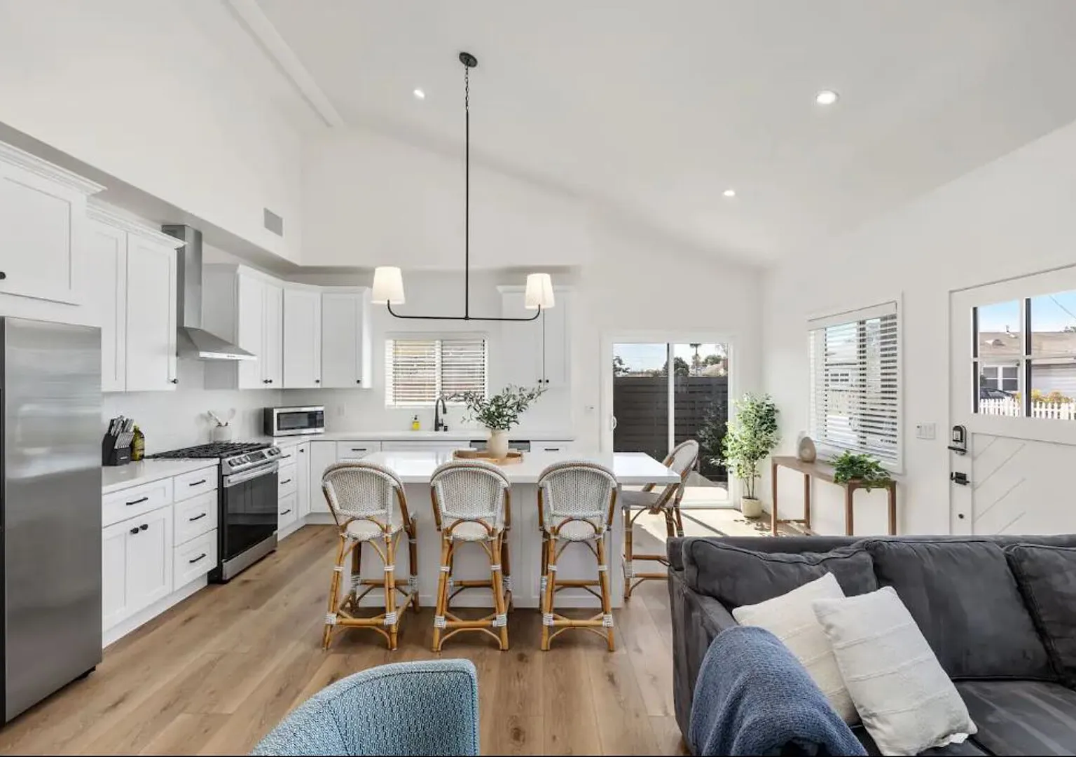 Coastal Modern 3 Bed 2 Bath Home & Pet Friendly — Photo 1