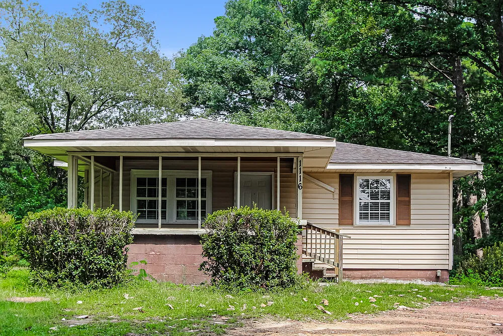 3 bed, 1.0 bath, 1212 sqft, $1,190 — Photo 1
