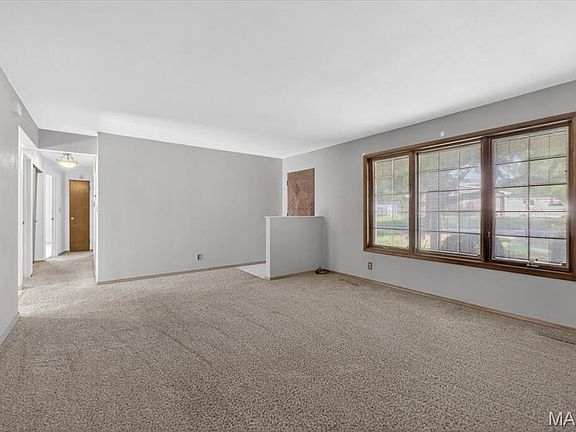 4th image of 25 Westbury Dr