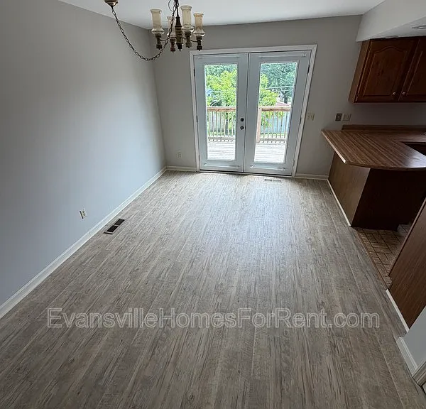 400 S Bosse Ave — Photo 3