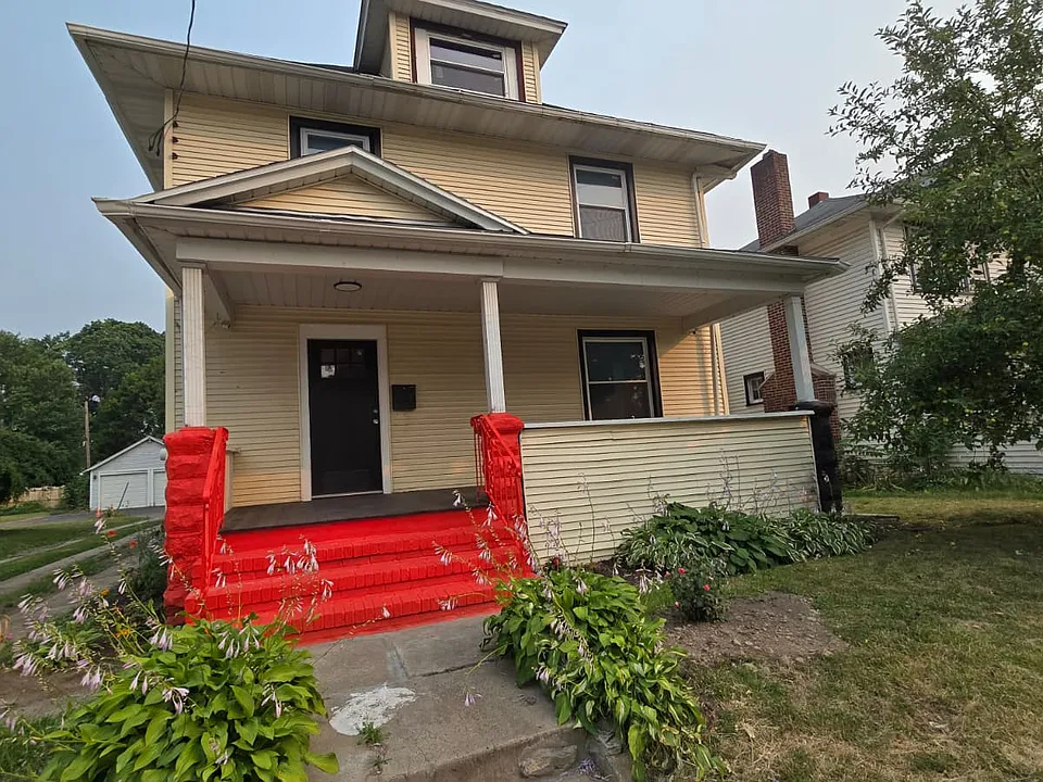 1704 E Main St