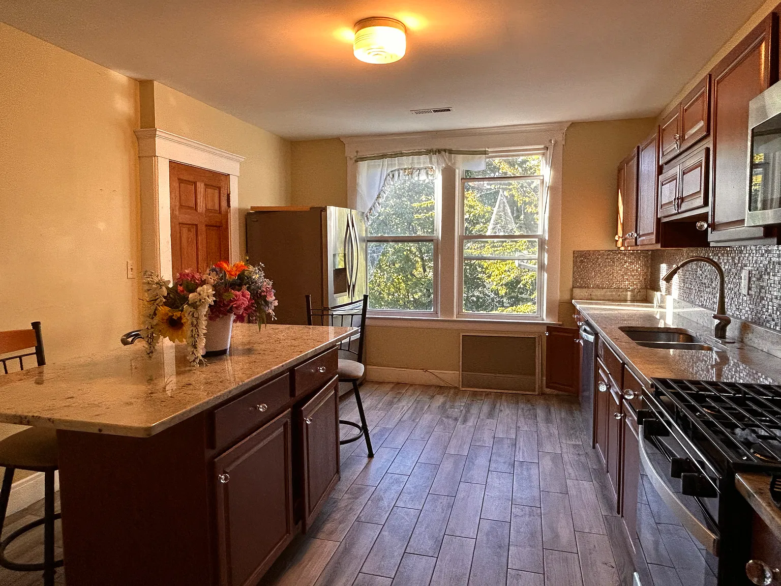 2 bed, 1100 sqft, $1,600 — Photo 1