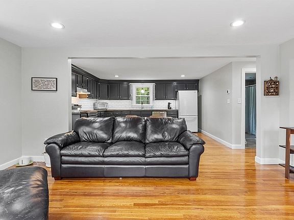 4th image of 106 Eugene St