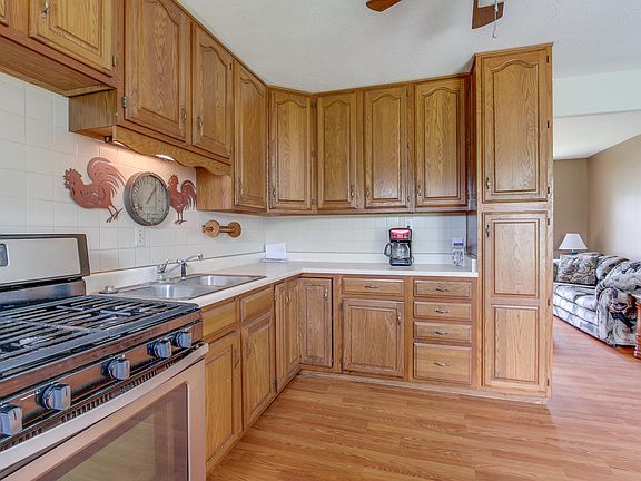 5th image of 848 W Richard Dr