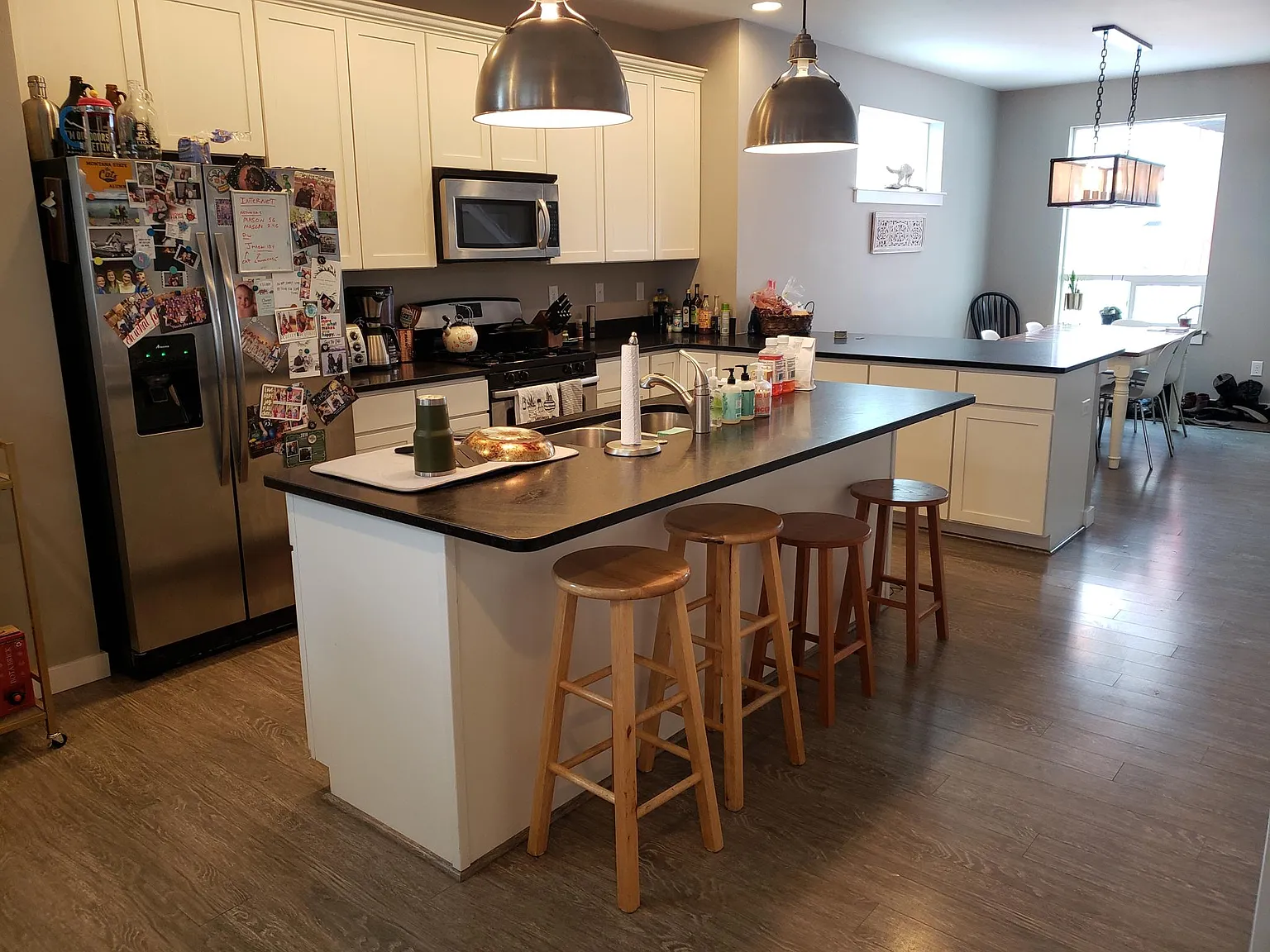 4 bed, 2.5 bath, 2356 sqft, $3,990 — Photo 4
