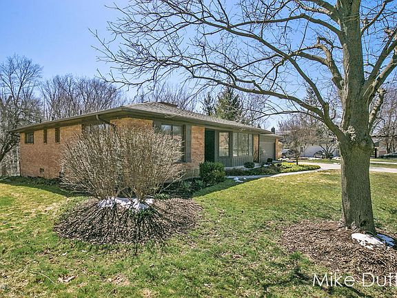 3rd image of 2220 Glen Echo Dr SE