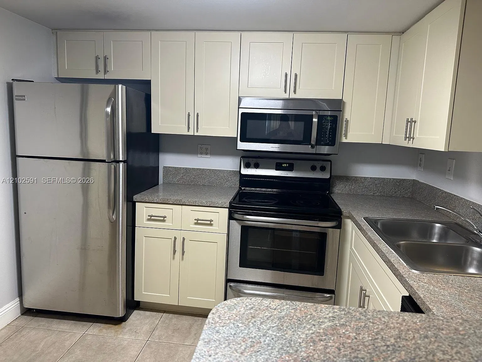 Villas De Venezia Condo — Photo 3