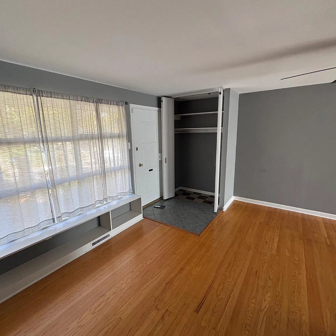 3 bed, 1.0 bath, 1132 sqft, $2,200 — Photo 4