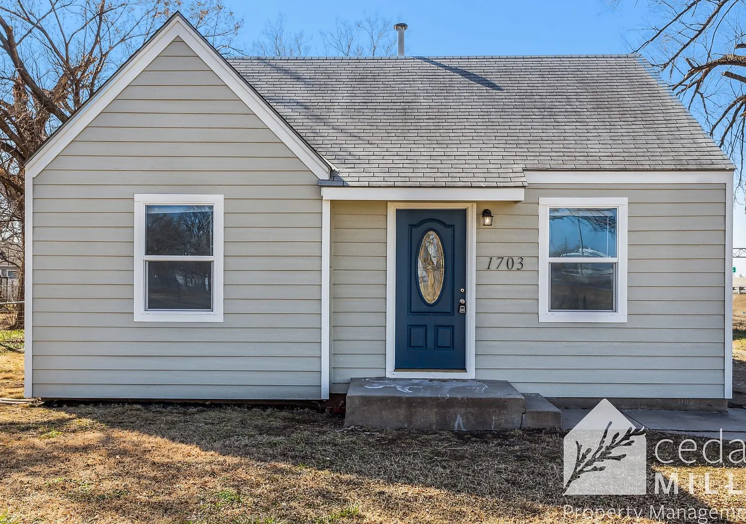2 bedroom Home, Large Garage and Yard! — Photo 1