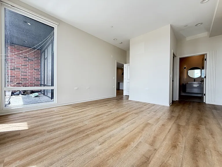 3207 N Narragansett Ave #703 — Photo 15