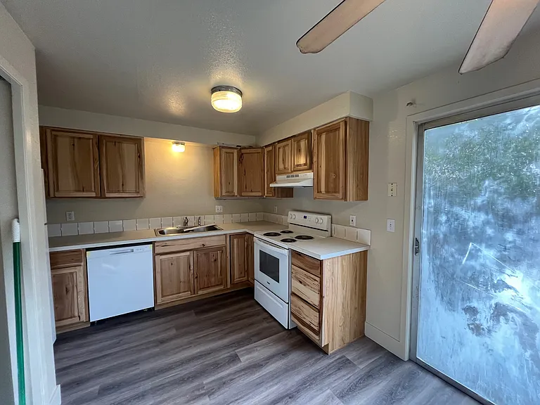 203 E Bird Ave #B — Photo 2