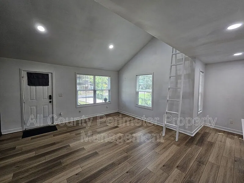 2 bed, 2.0 bath, 1170 sqft, $2,145 — Photo 3