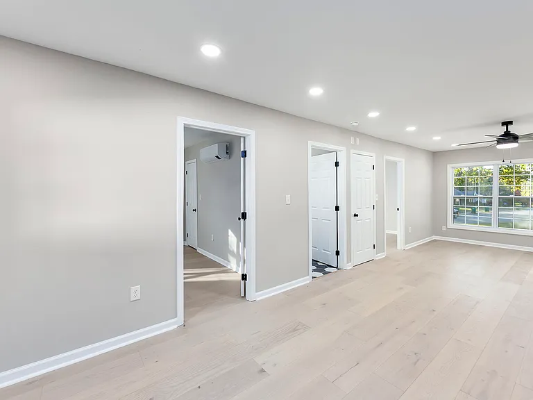 135 W Grand Ave #B — Photo 17