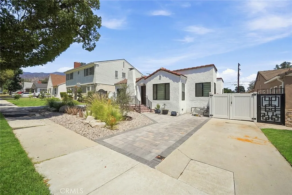 3 bed, 1637 sqft, $5,950 — Photo 2