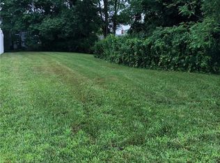 285 E Riviera Dr, Lindenhurst, NY 11757
