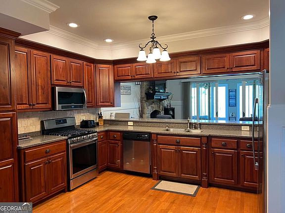 5th image of 2261 Eastgate Dr E