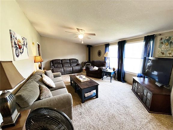3rd image of 15601 Carolyn Dr