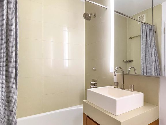4th image of 450 W 17th St APT 1610