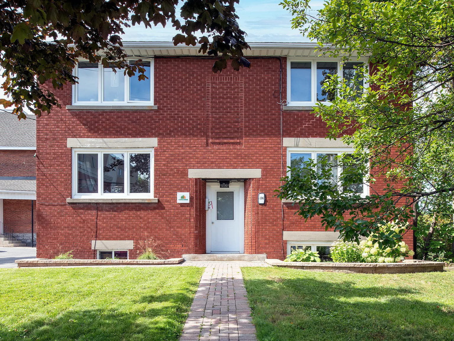 406 Tweedsmuir Ave — Photo 1