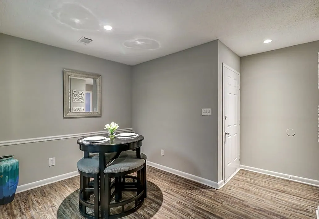 Woodhill Apartments — Photo 2