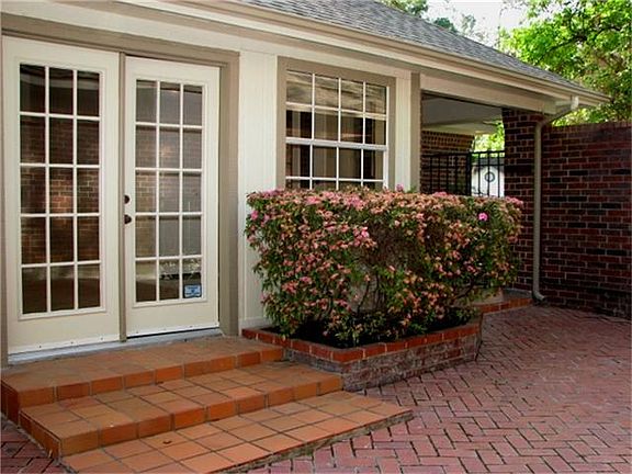 Courtyard access from living and entry porch