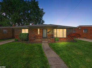 28631 Palm Beach Dr, Warren, MI 48093