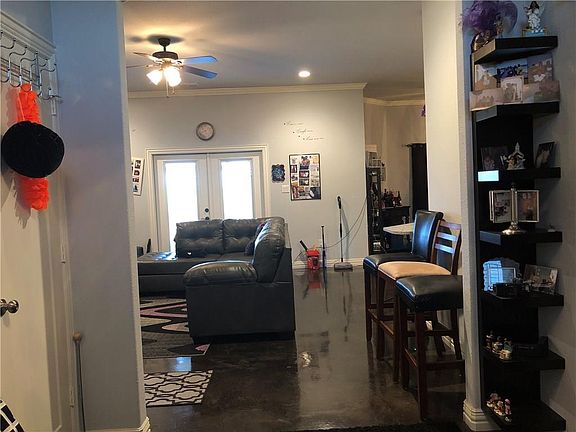 4th image of 106 S Meadow Dr