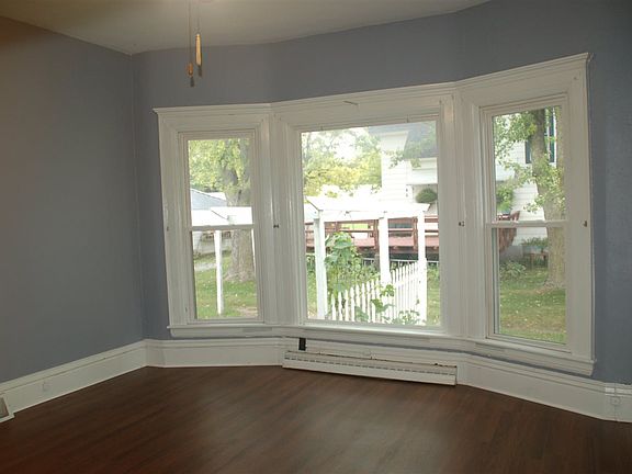 5th image of 609 W Charles St