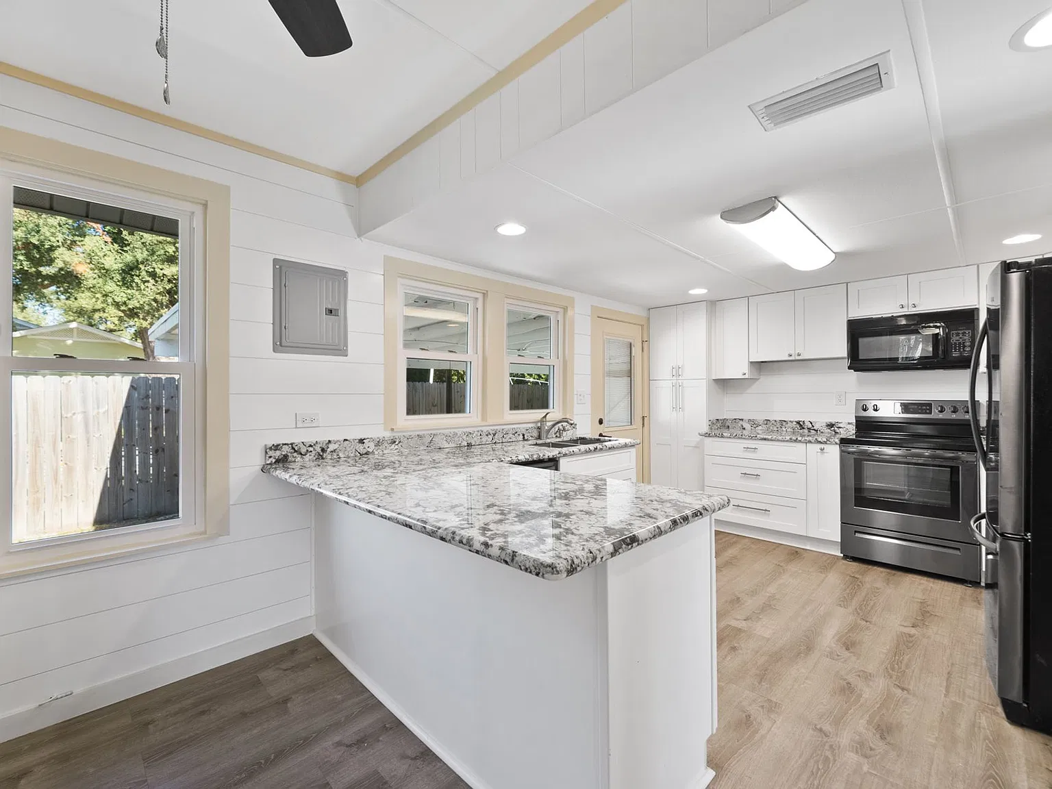 662 Cypress Ave — Photo 3