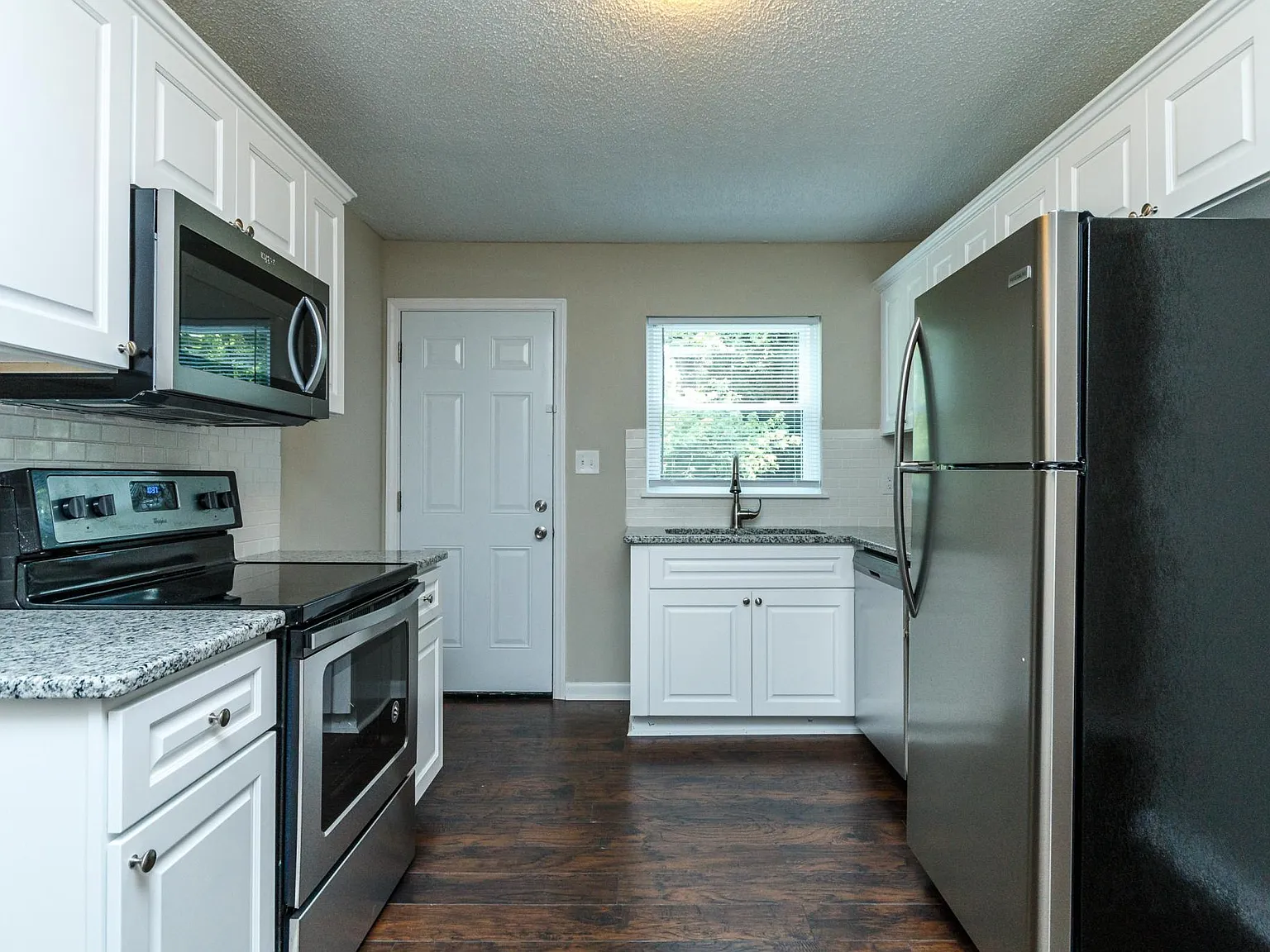 1406 Evelyn St — Photo 4