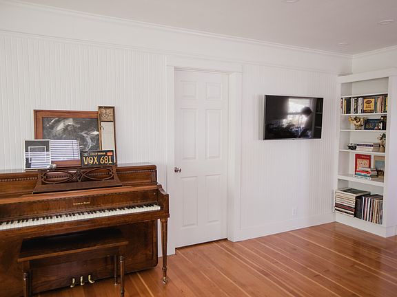 3rd image of 1305 Magnolia Ave