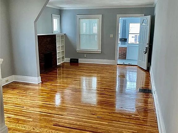 4th image of 104 Mariposa St