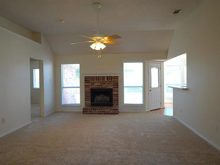 137 Magnolia Ln — Photo 2