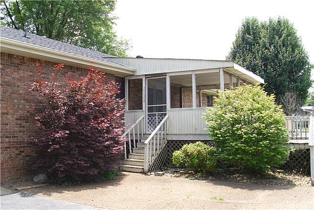2nd image of 121 Oakland Dr