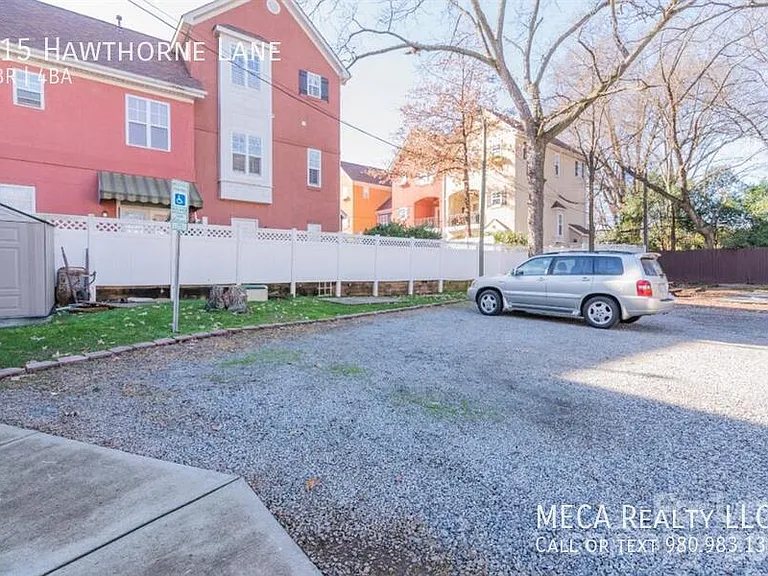 715 Hawthorne Ln — Photo 3