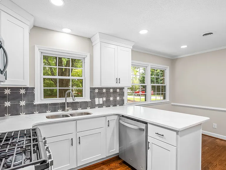 701 N Peace Haven Rd — Photo 4
