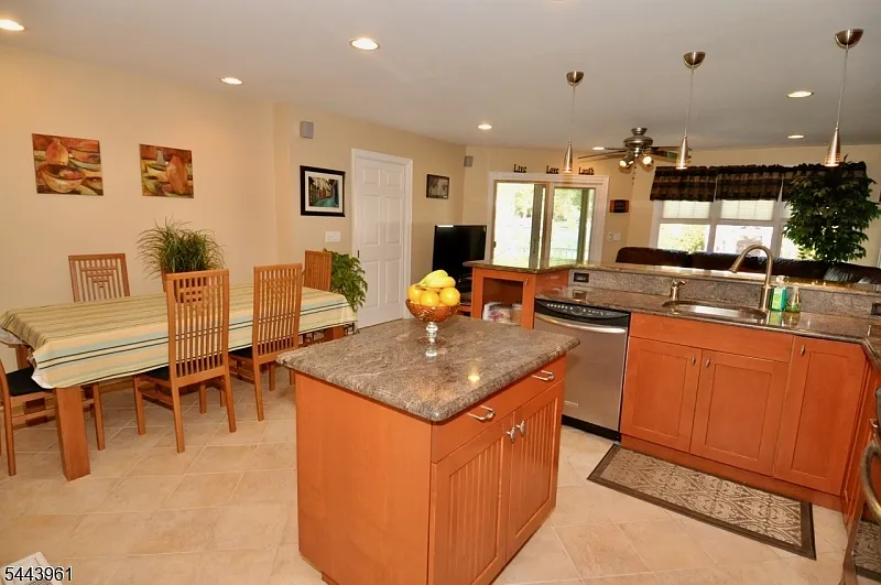 4 bed, 2.0 bath, 1755 sqft, $4,300 — Photo 4