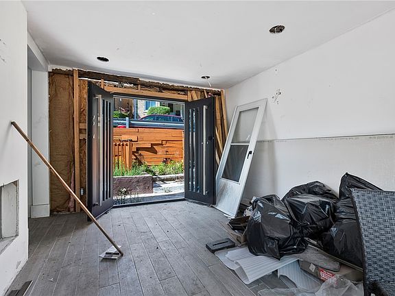 5th image of 34 E Roseridge St