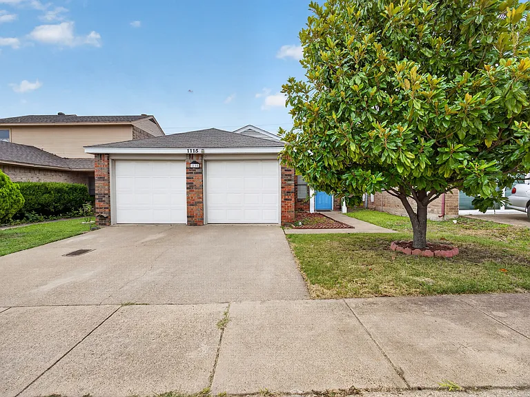 1115 Lombard Ln — Photo 11