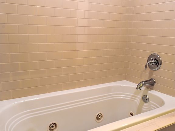 5th image of 1635 Washington Ave APT 409