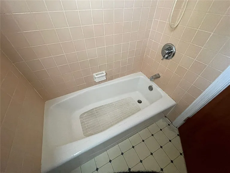 214 E Spruce St — Photo 7