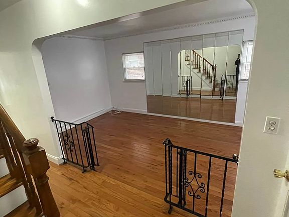 4th image of 5937 Parsons Blvd