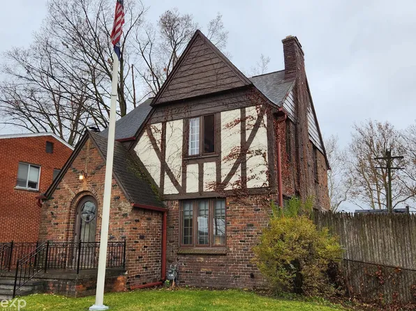 4957 Hillcrest St, Grosse Pointe Farms, MI 48236