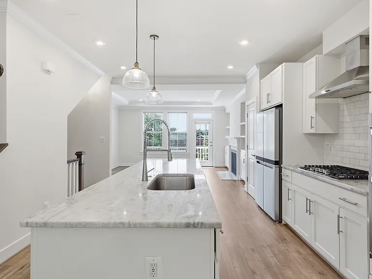 2252 S Glebe Rd — Photo 12