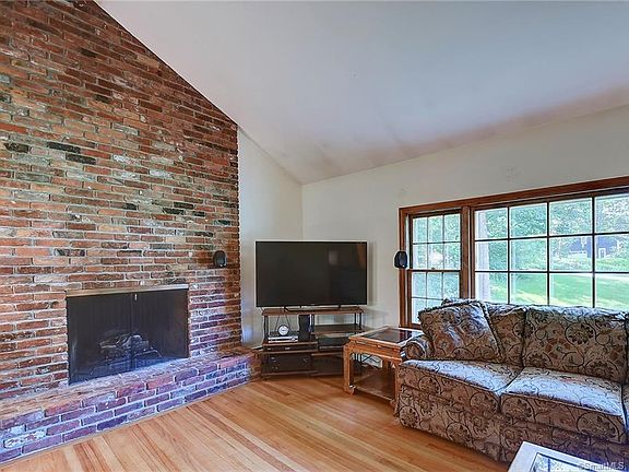 5th image of 19 Applewood Ln