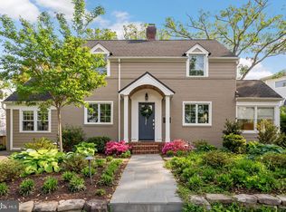 810 Grand View Dr, Alexandria, VA 22305