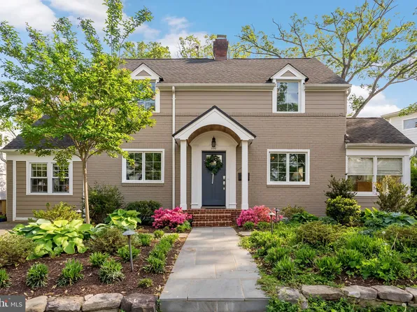 810 Grand View Dr, Alexandria, VA 22305